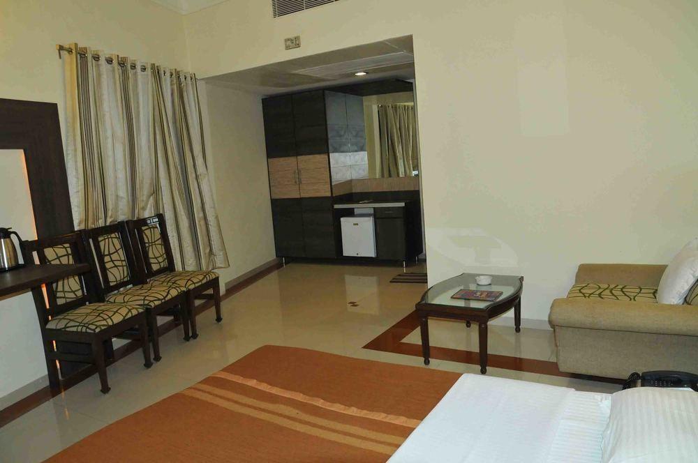 Hotel The Westend Ahmedabad Esterno foto