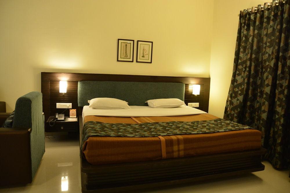 Hotel The Westend Ahmedabad Esterno foto