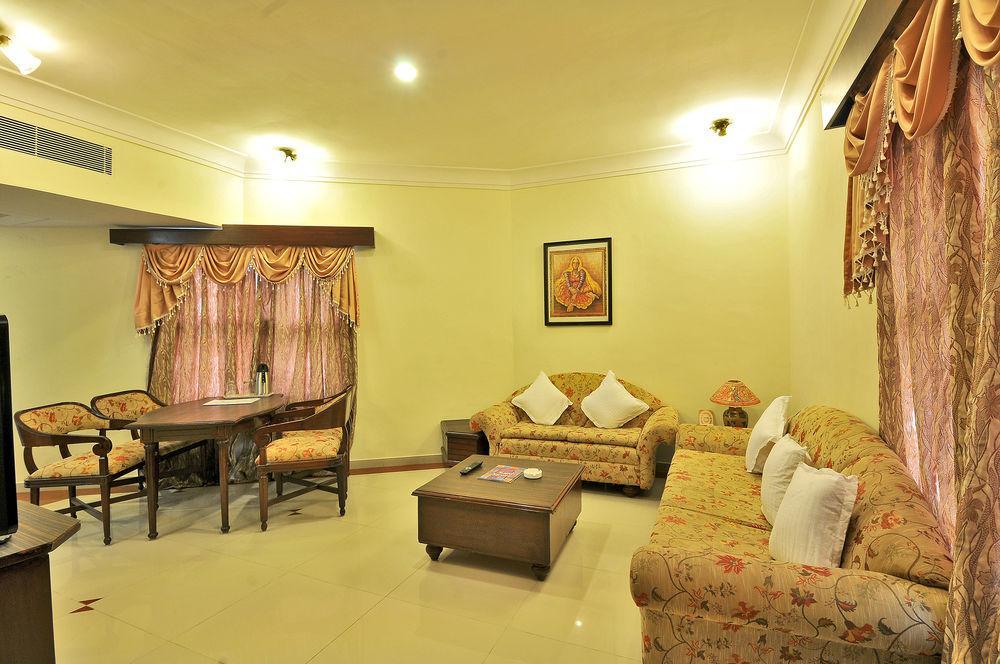 Hotel The Westend Ahmedabad Esterno foto