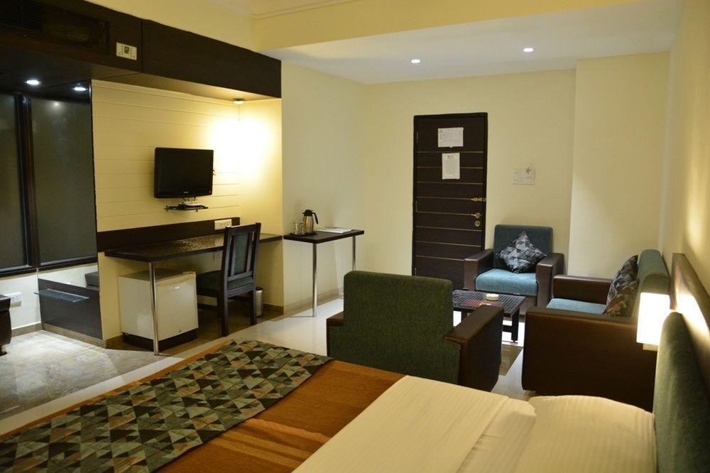 Hotel The Westend Ahmedabad Esterno foto