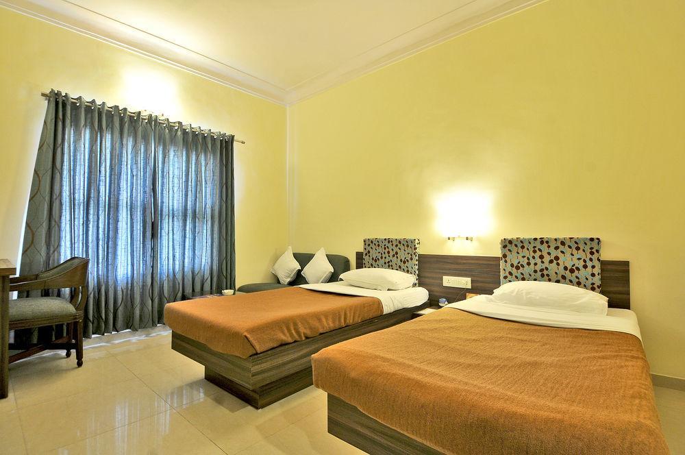 Hotel The Westend Ahmedabad Esterno foto