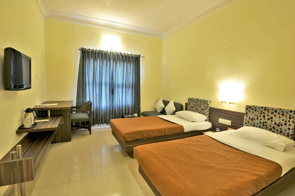 Hotel The Westend Ahmedabad Esterno foto