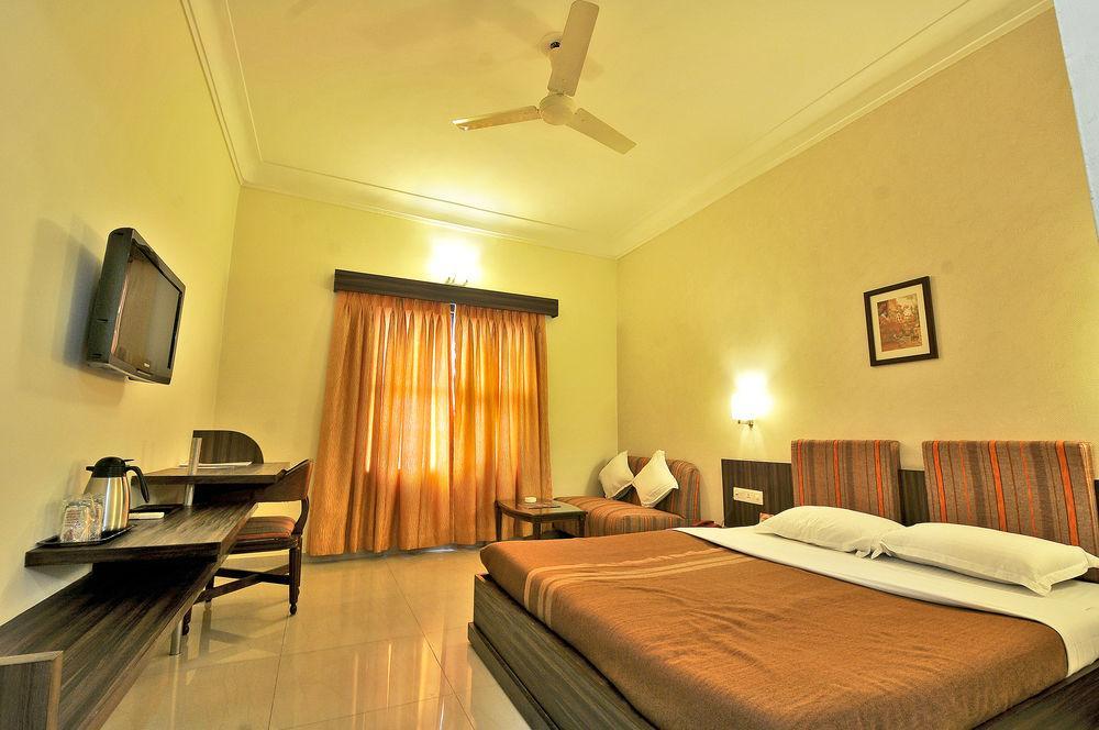 Hotel The Westend Ahmedabad Esterno foto