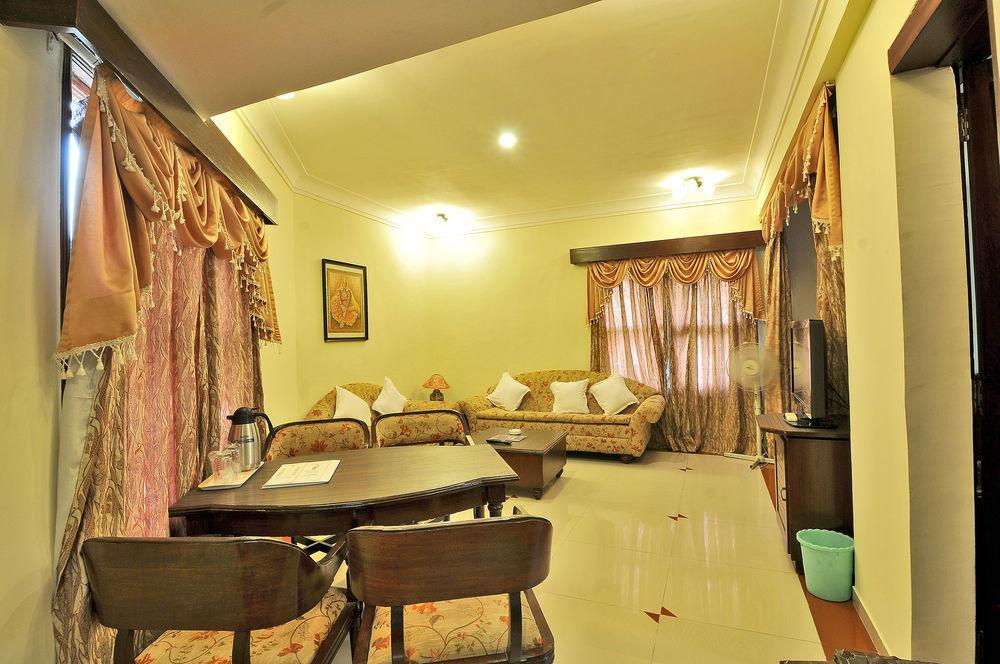 Hotel The Westend Ahmedabad Esterno foto