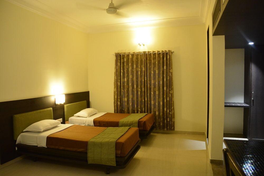 Hotel The Westend Ahmedabad Esterno foto
