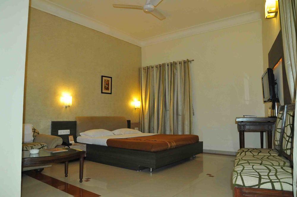 Hotel The Westend Ahmedabad Esterno foto