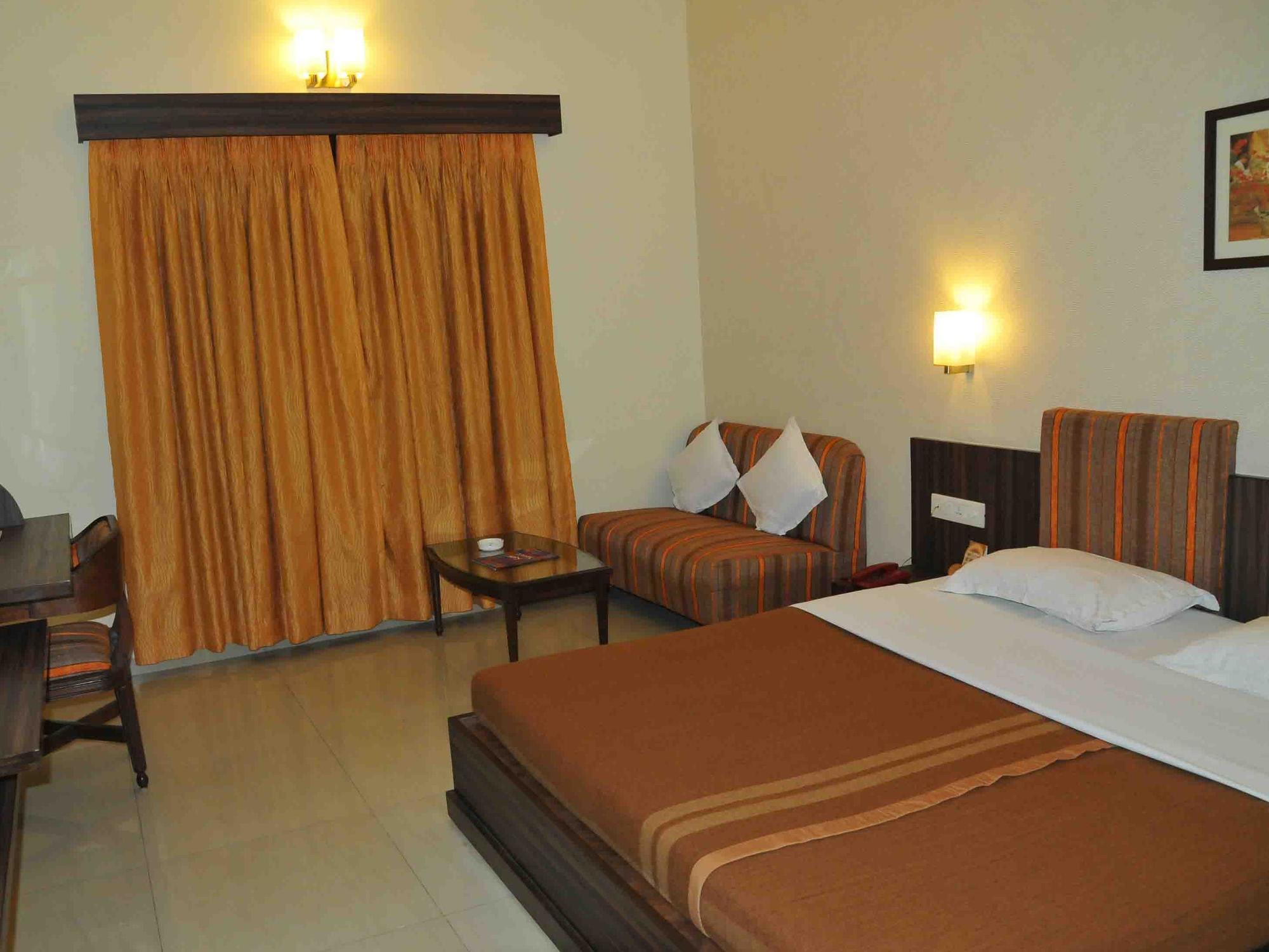 Hotel The Westend Ahmedabad Esterno foto