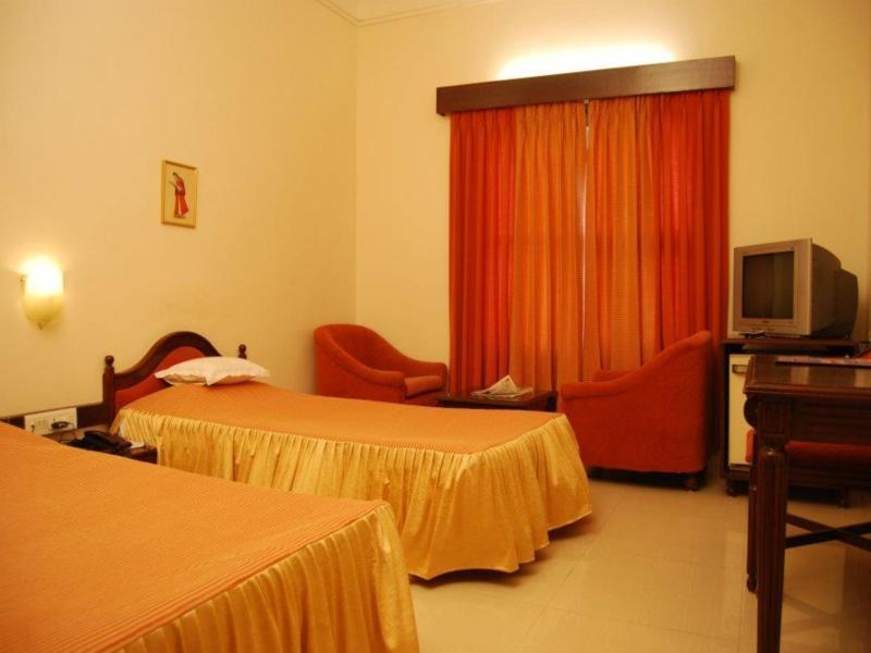 Hotel The Westend Ahmedabad Esterno foto
