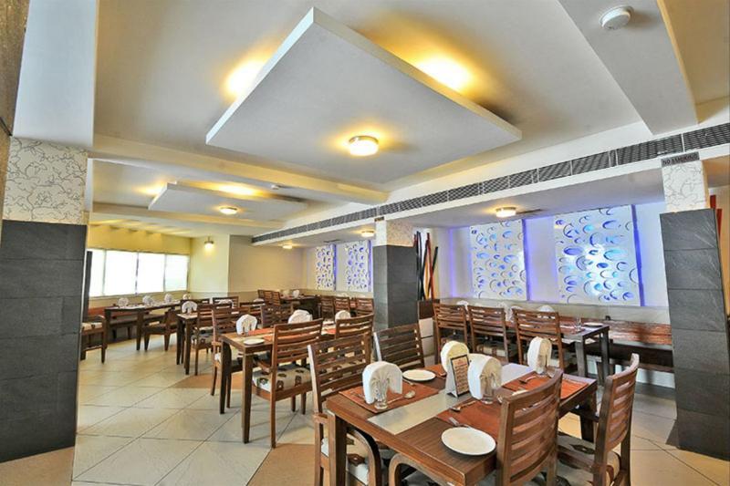 Hotel The Westend Ahmedabad Esterno foto