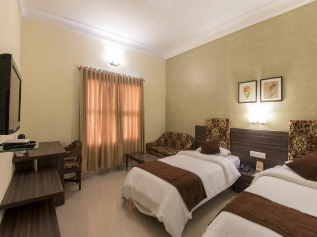 Hotel The Westend Ahmedabad Esterno foto