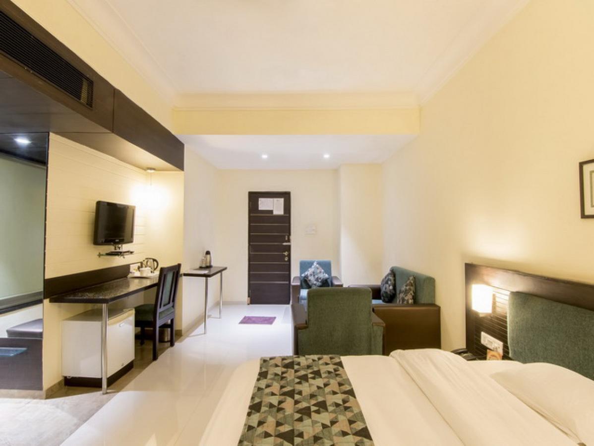 Hotel The Westend Ahmedabad Esterno foto
